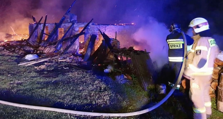 Pożar stajni i stodoły w Gamerkach Małych, fot. OSP Wrzesina/Facebook