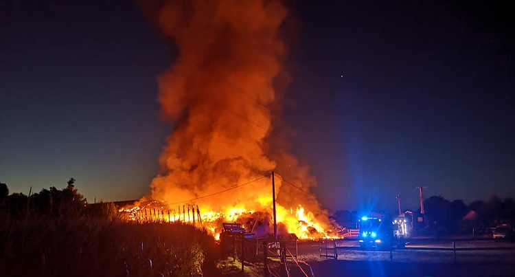 Pożar ujeżdżalni na terenie SK w Wierzawicach, fot. Firefighters Podkarpacki Serwis Pożarniczy/Facebook