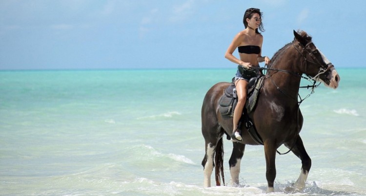 Lifestyle: Kendall Jenner jeździ konno po plaży