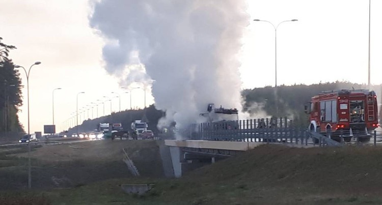 Pożar koniowozu na autostradzie A1 (6 maja 2019 r.), fot. grudziadz.naszemiasto.pl