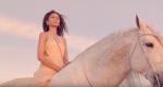 Zendaya Coleman i siwy koń w reklamie perfum Idole